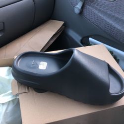   YEEZY  SLIDE  Size 7- To 11
