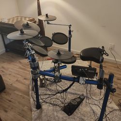 Simmons SD 1500 Electric Drum Kit W/Double Pedal And Amp