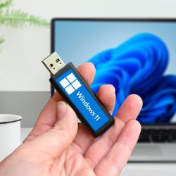 WINDOWS 11 Bootable USB Drive (32GB)