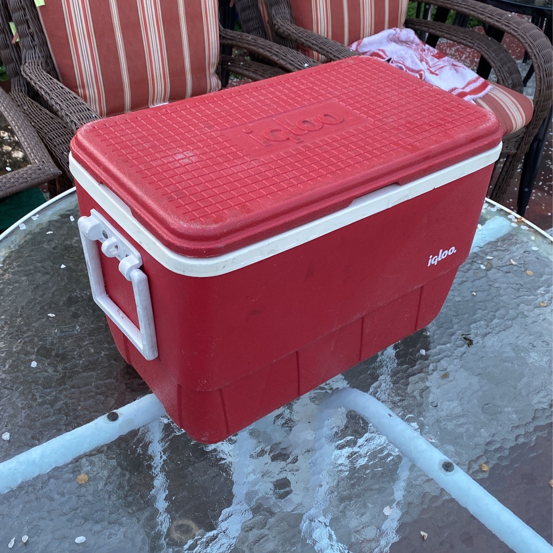 Vintage Igloo 25 Quart Cooler/Ice Chest