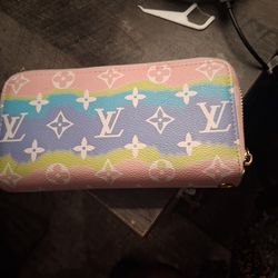 Louis Vuitton nakov.\nOff bag
