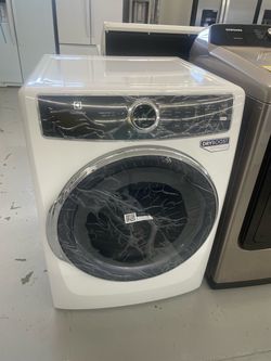 New Electrolux Gas Dryer / Scratch and Dent