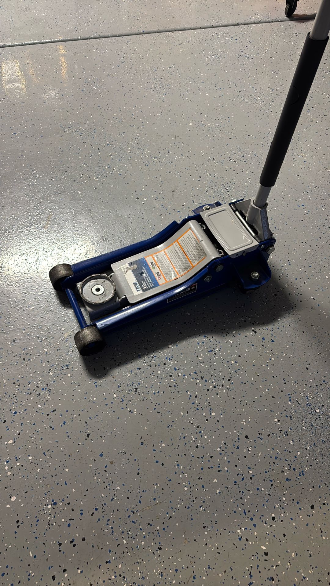 Low profile Service Jack