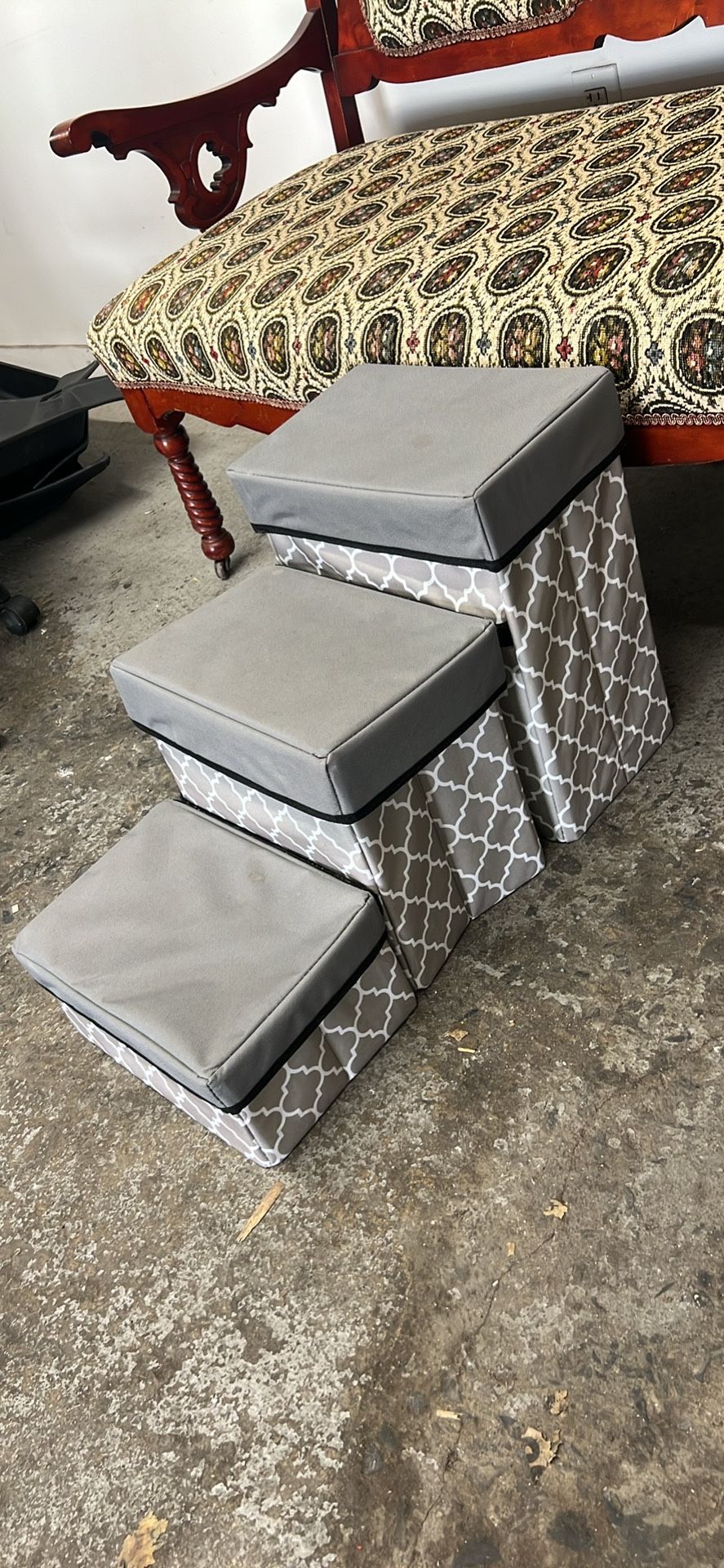 29”Lx17”hx12”w Like New Folding Storage Dog Step