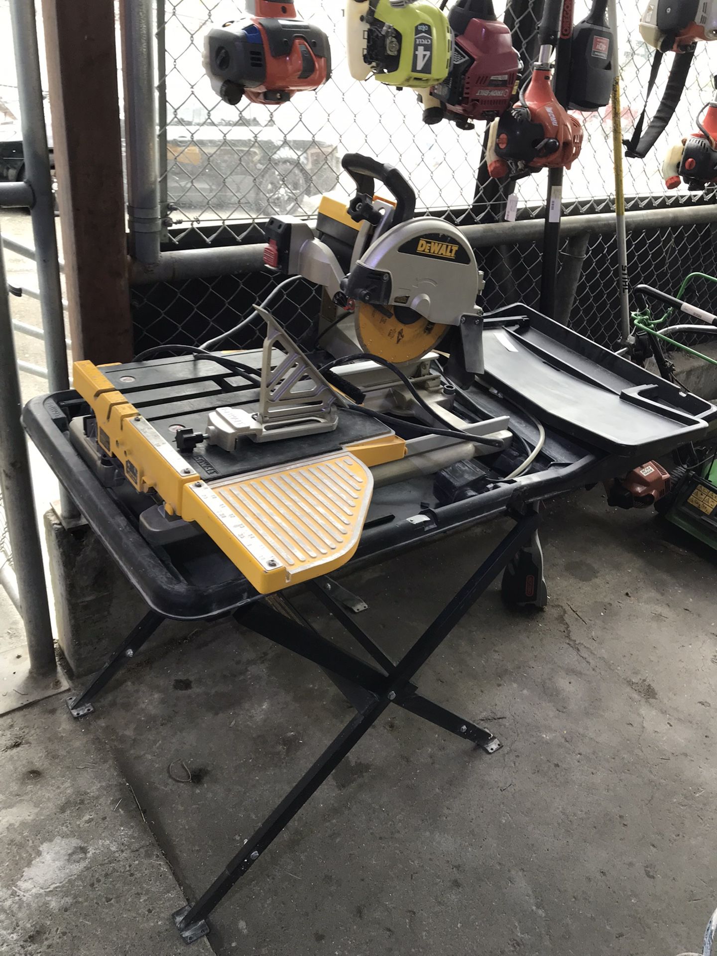 DEWALT D24000 10 IN. WET TILE SAW WITH STAND
