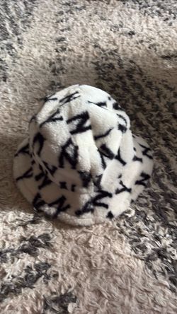 NY fluffy bucket hat