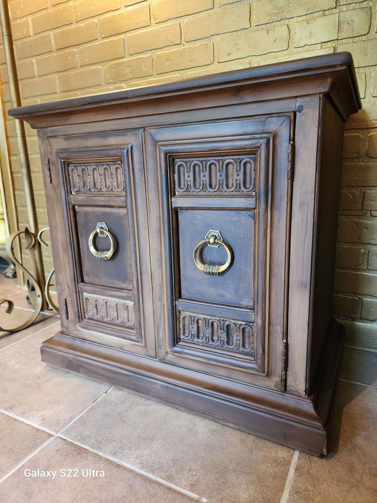 Set Of 2 Gorgeous Vintage Nightstands 