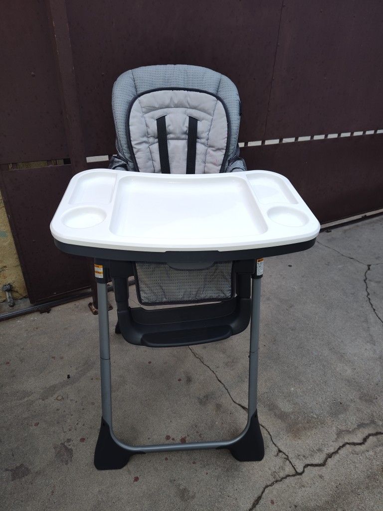 BABY TREND ADJUSTABLE HEIGHT AND FOLDABLE BABY HIGH CHAIR