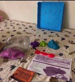 $ 10  Kinetic sand It’s have everything inside the box it all good condition only use it ones.