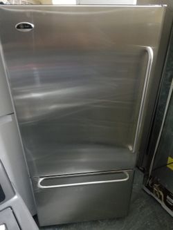 Nevera GE de 30” freezer abajo