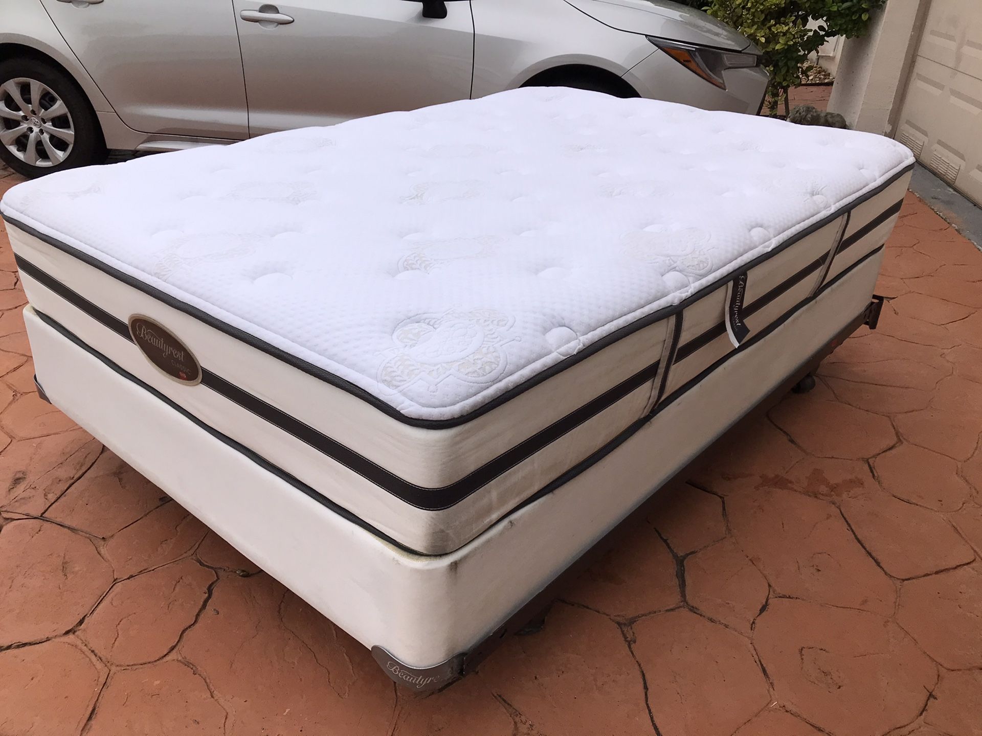 FREE FULL SIZE BOX SPRING ( box spring only ) for Sale in Miami, FL
