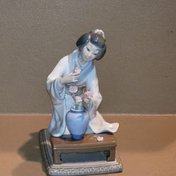 VINTAGE LLADRO SIGNED GEISHA GIRL TENDING TO FLOWERS 8" HIGH 