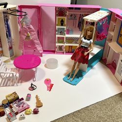 Playset Barbie Dream Closet Clothes and accessories, as well as a mirror, a table and a rotating rack. Also a closet with accessories, plus a Barbie d