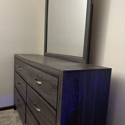 Dresser With Mirror 