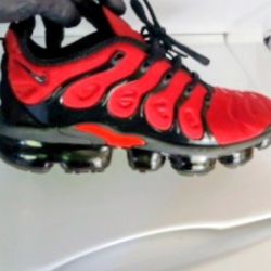 NIKE VAPORMAXX....(SIZE 9.5 MENS)NO TRADE