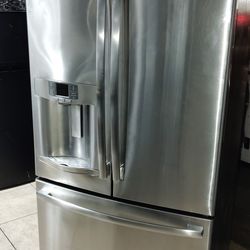 G.E. REFRIGERATOR WORKS GREAT