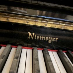 Niemeyer Upright Piano