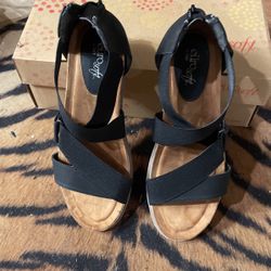 Ladies Euro Soft Zippered Sandals Size 10