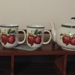 Tea pot ... With two mugs and creamer