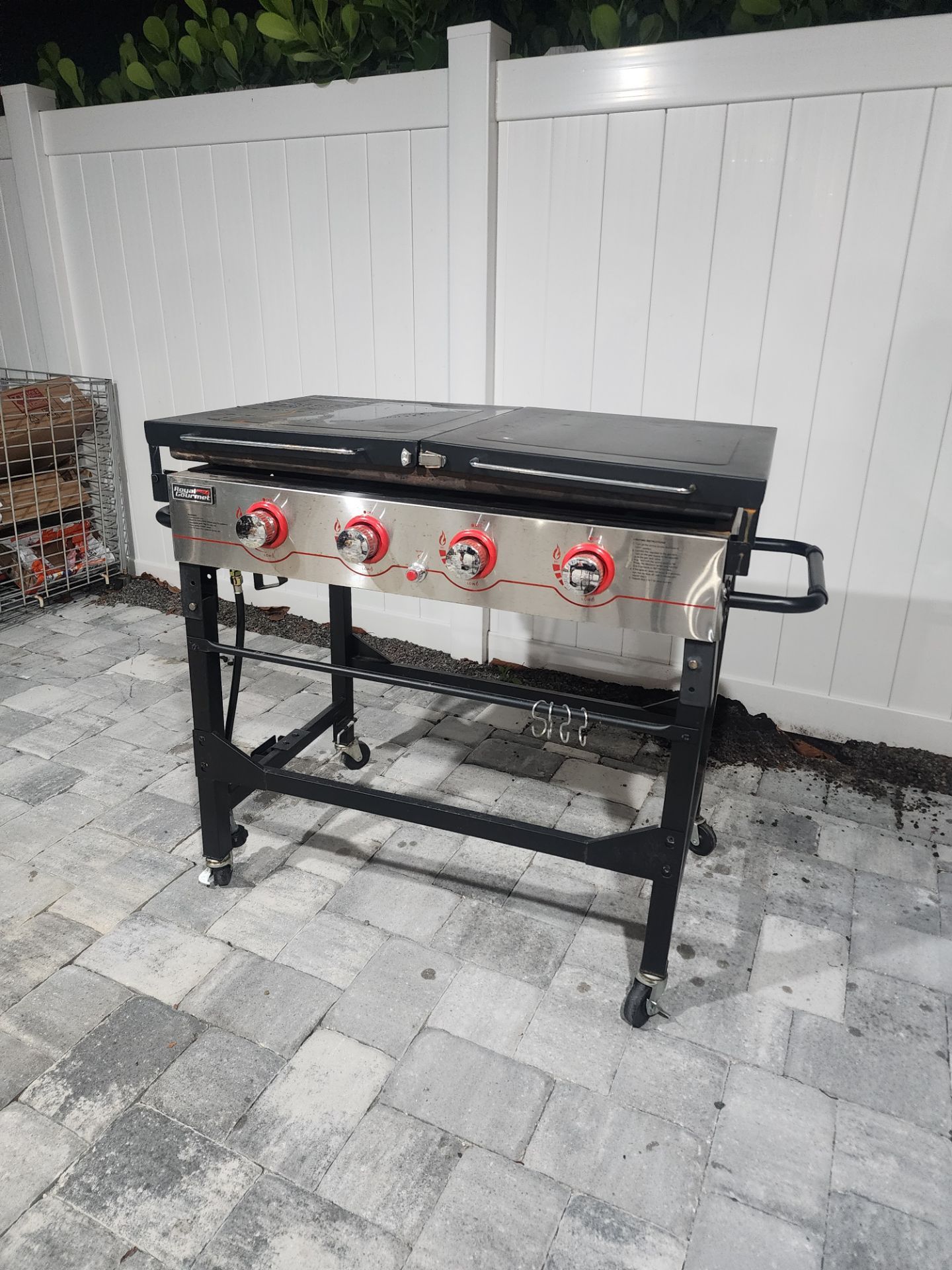 Oakland Park
Royal 4-Burner Propane BBQ Grill