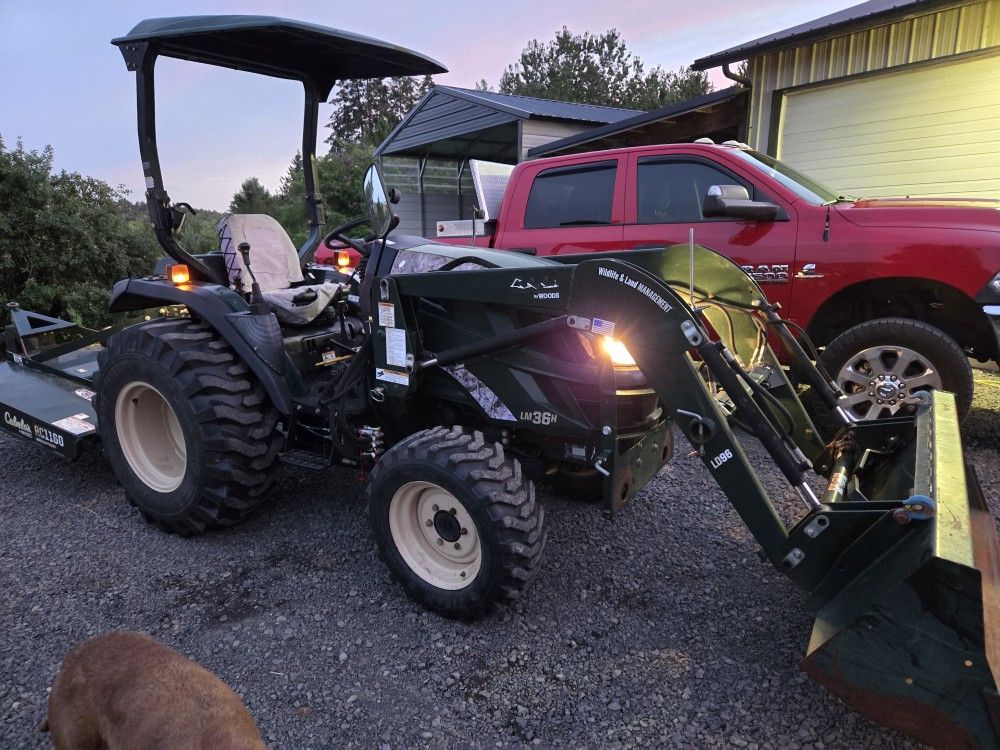 2017 Cabelas LM 36H Tractor W/ Loader / Hogg