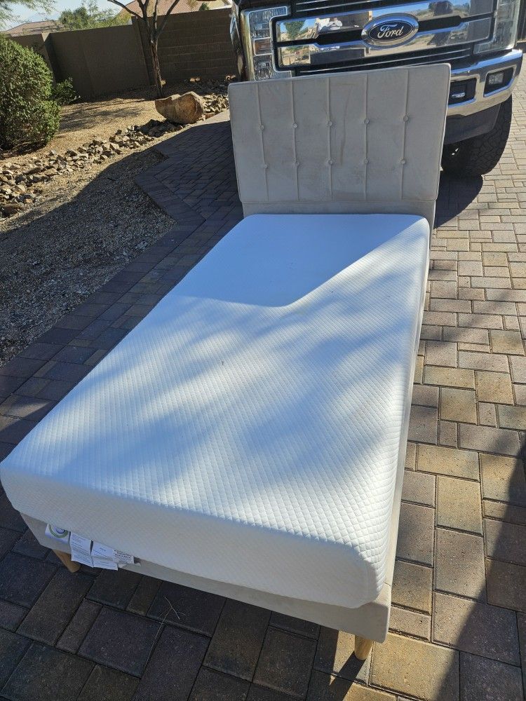 Twin Bed Set In Perfect Condition 