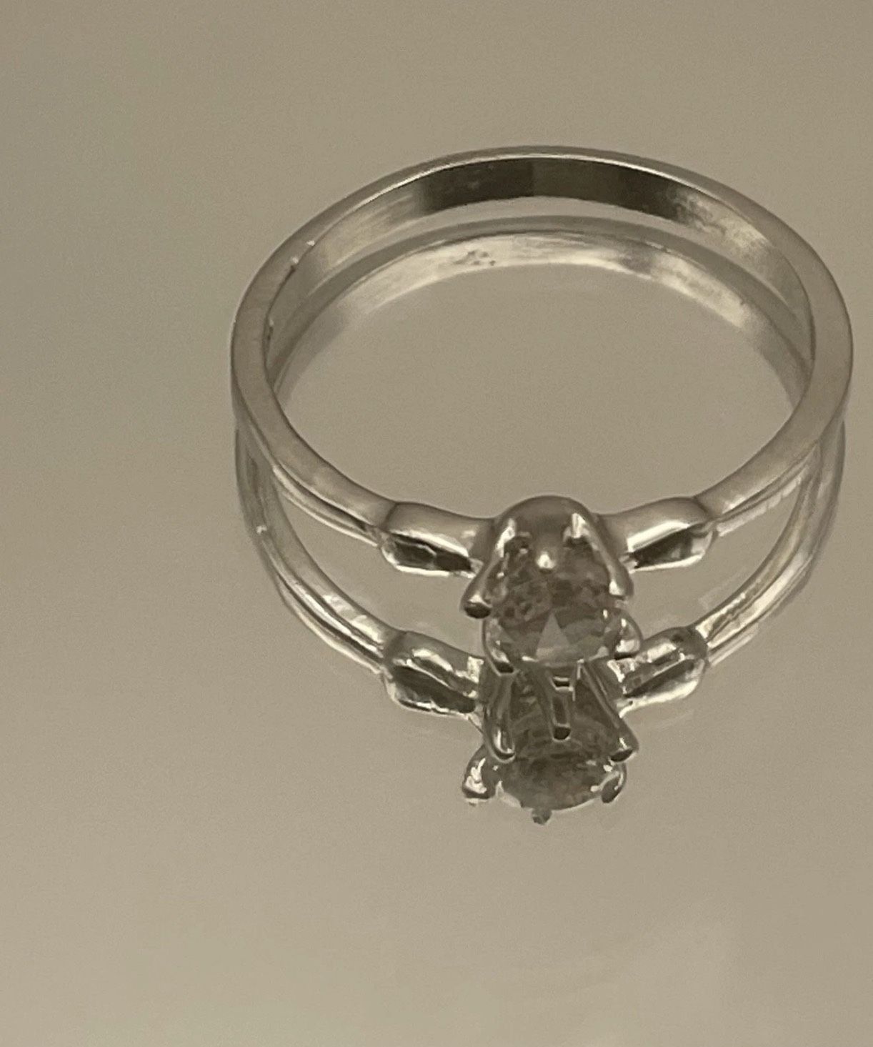 Vintage 925 Sterling Silver  ring with a clear gemstone