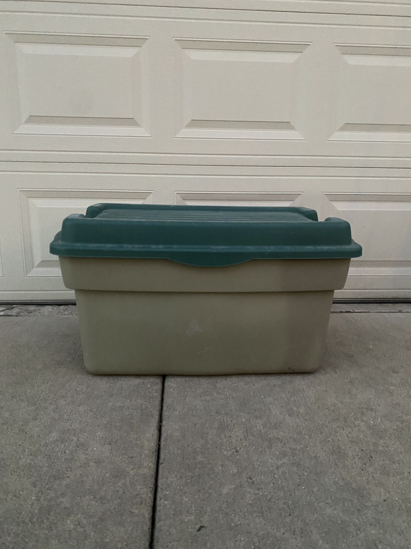 Rubbermaid Tote