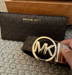 Women’s Micheal Kors Belt  Wallet SOLD