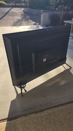 Smart TV 40 inches with (comes with remote controller)