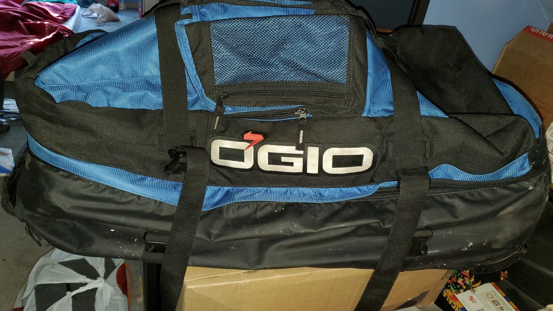 Ogio suitcase duffle bag with wheels and handle
