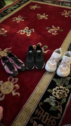 Tennis shoes