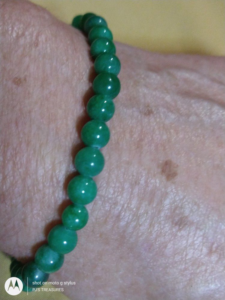 THIS IS GREEN!  LAST PICTURE/ I ALSO HAVE IT IN BLUE! / MY CAMERA IS NOT SHOWING GREAT I KNOW. I CAN'T CHANGE IT BUT IT IS (AVENTURINE) STRETCH 