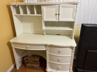New White Dresser With Hutch