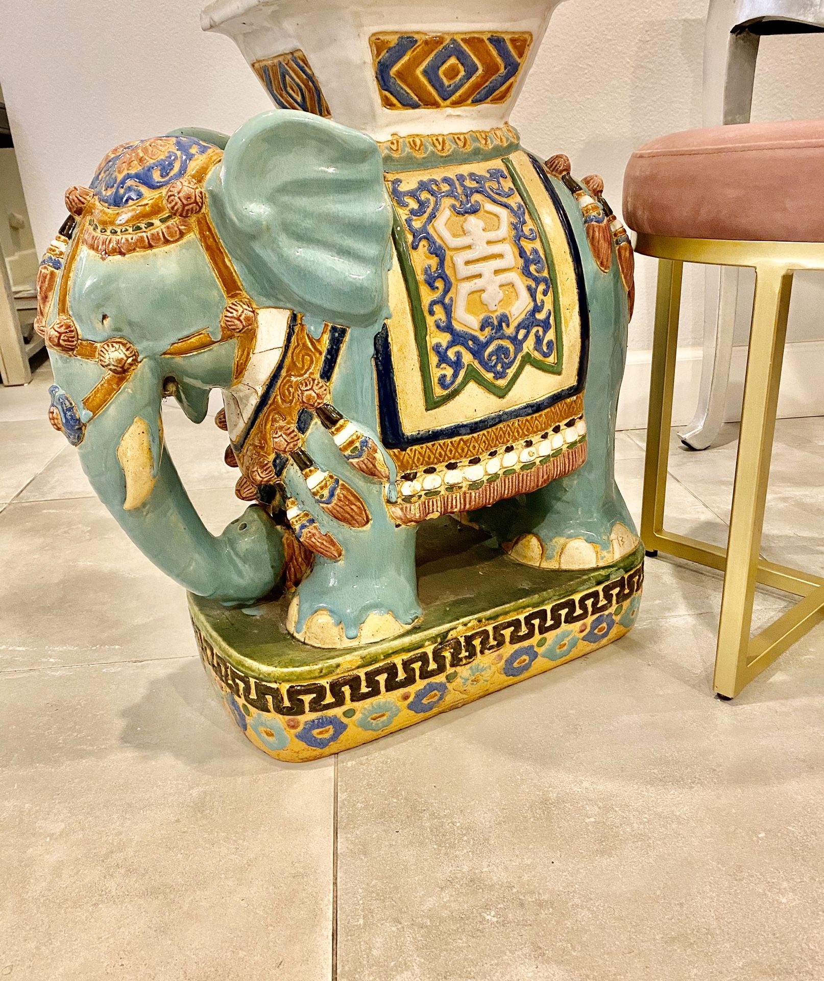 Vintage Chinese porcelain pedestal
