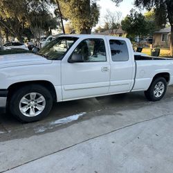 2003 Chevy Silverado 28,631 millas en motor reconstruido 23,812 millas en transmisión reconstruida Check engine light is on Batería nueva  A/C necesit
