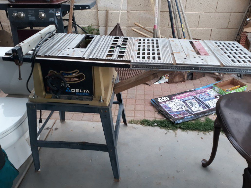 Delta table saw with extended table