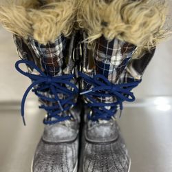 Sorel Women’s Tofino waterproof insulated winter boots, featuring a faux fur collar and plaid design 