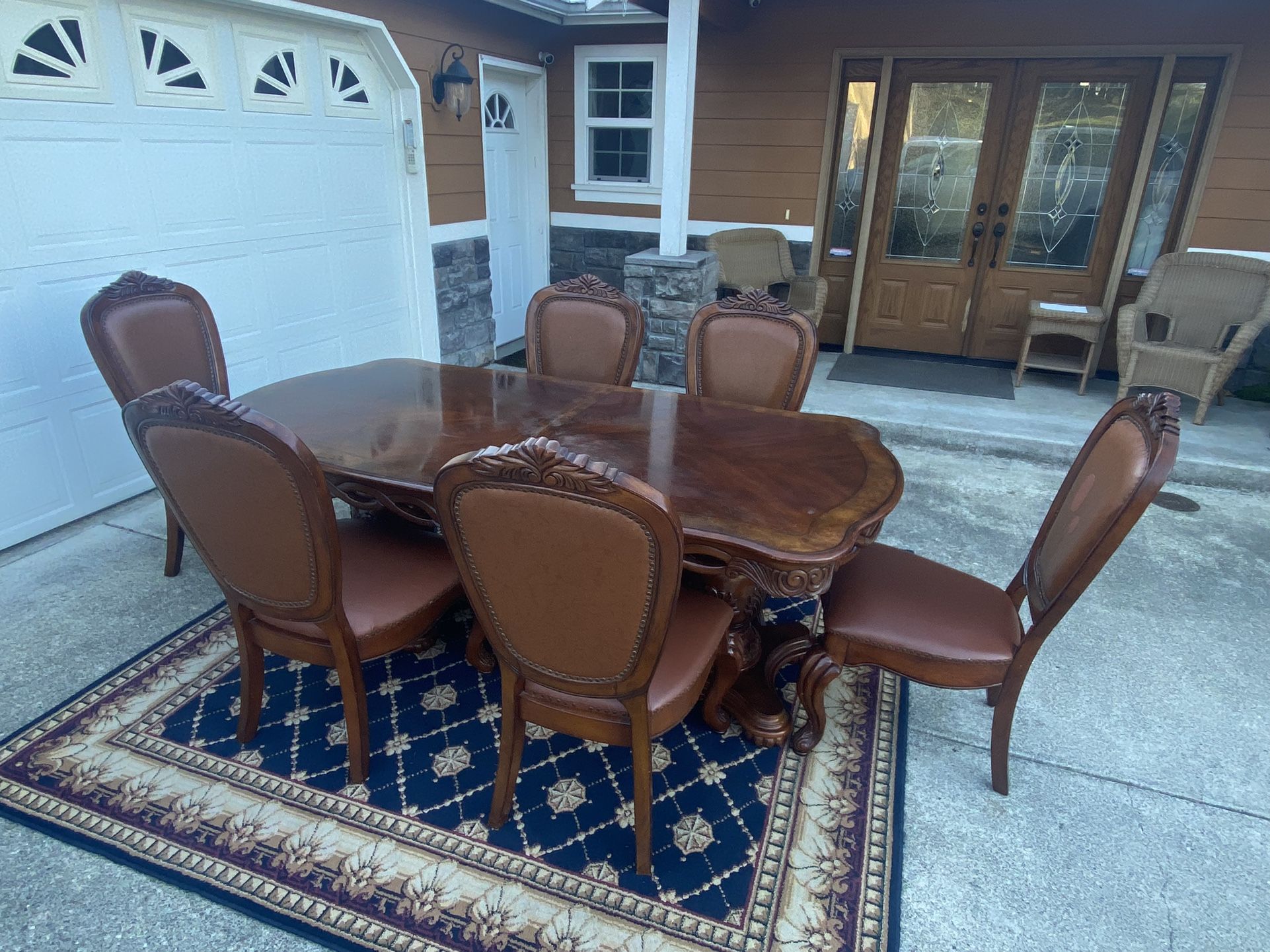 Nice Dining Room Table Set With 6 Leather Chairs - Great Condition