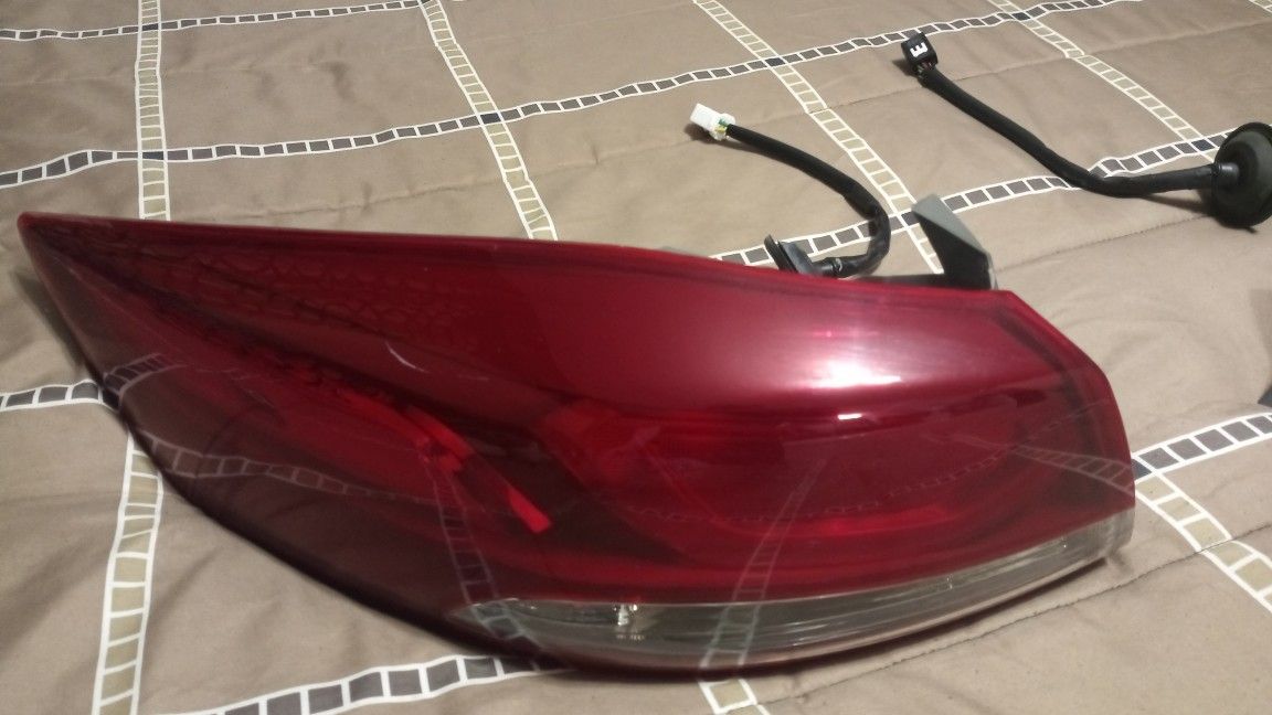 Hyundai Elantra 2017-2018 Tail Lights Panel L/R