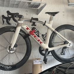 Trek Madone SL7 Shimano ultegra group with ceramic speed size 52