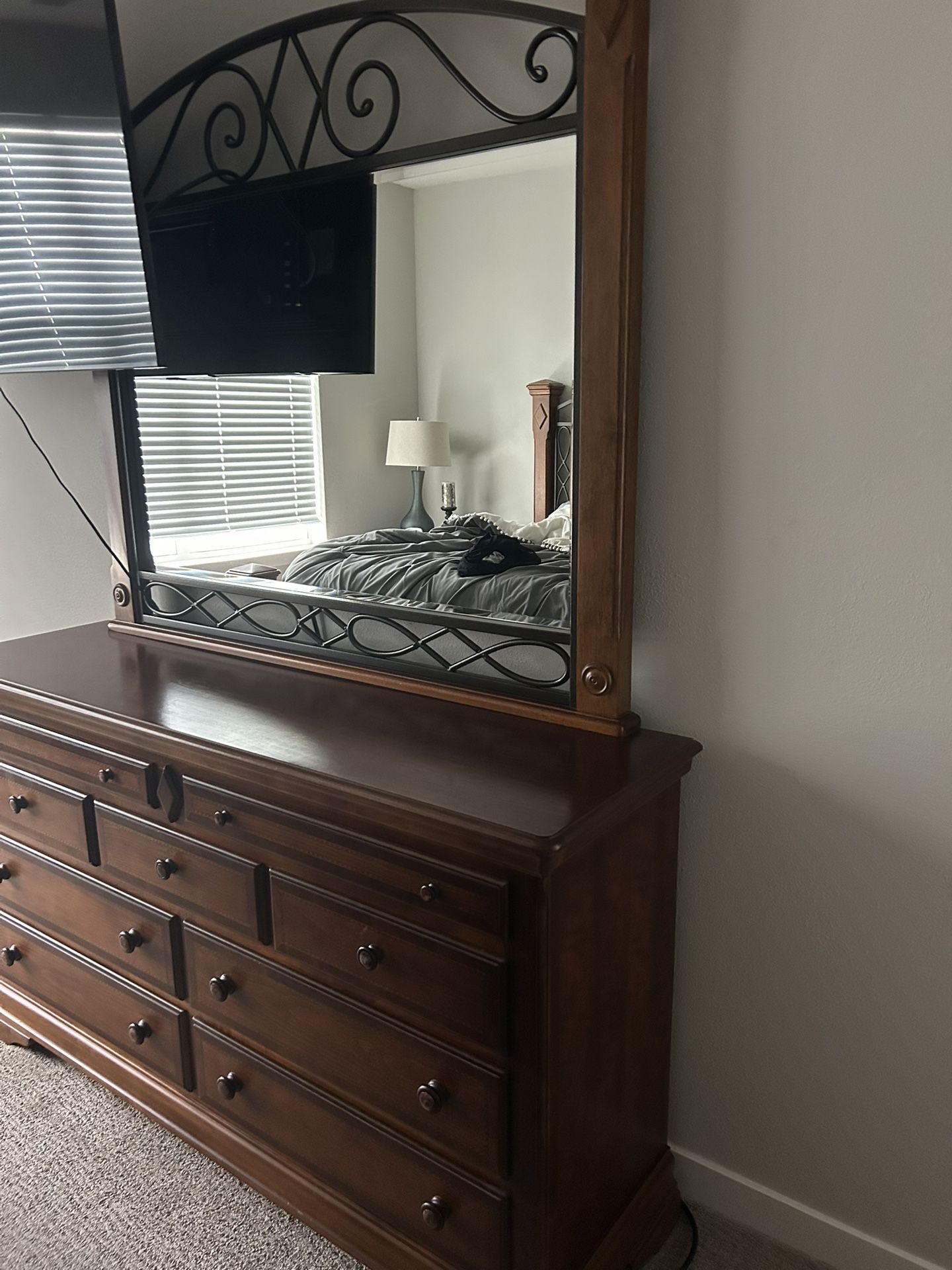 Dresser With Mirror