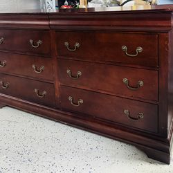 Signature Design by Ashley Alisdair Traditional 8-Drawer Dresser, Dark Brown with Mirror