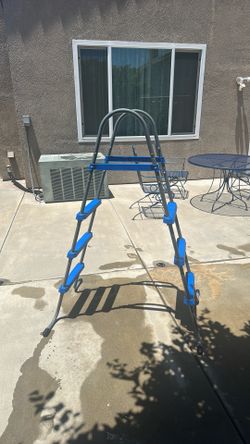 Pool ladder