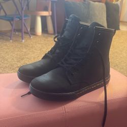Woman’s Dr Martins Size 6