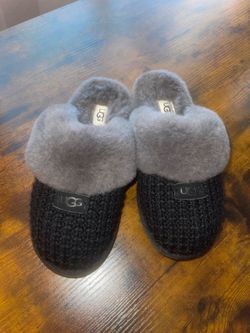UGG Slippers size 6 like new Black Knit with Grey Fur Lining