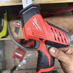 M12 hacksaw with battery and charger