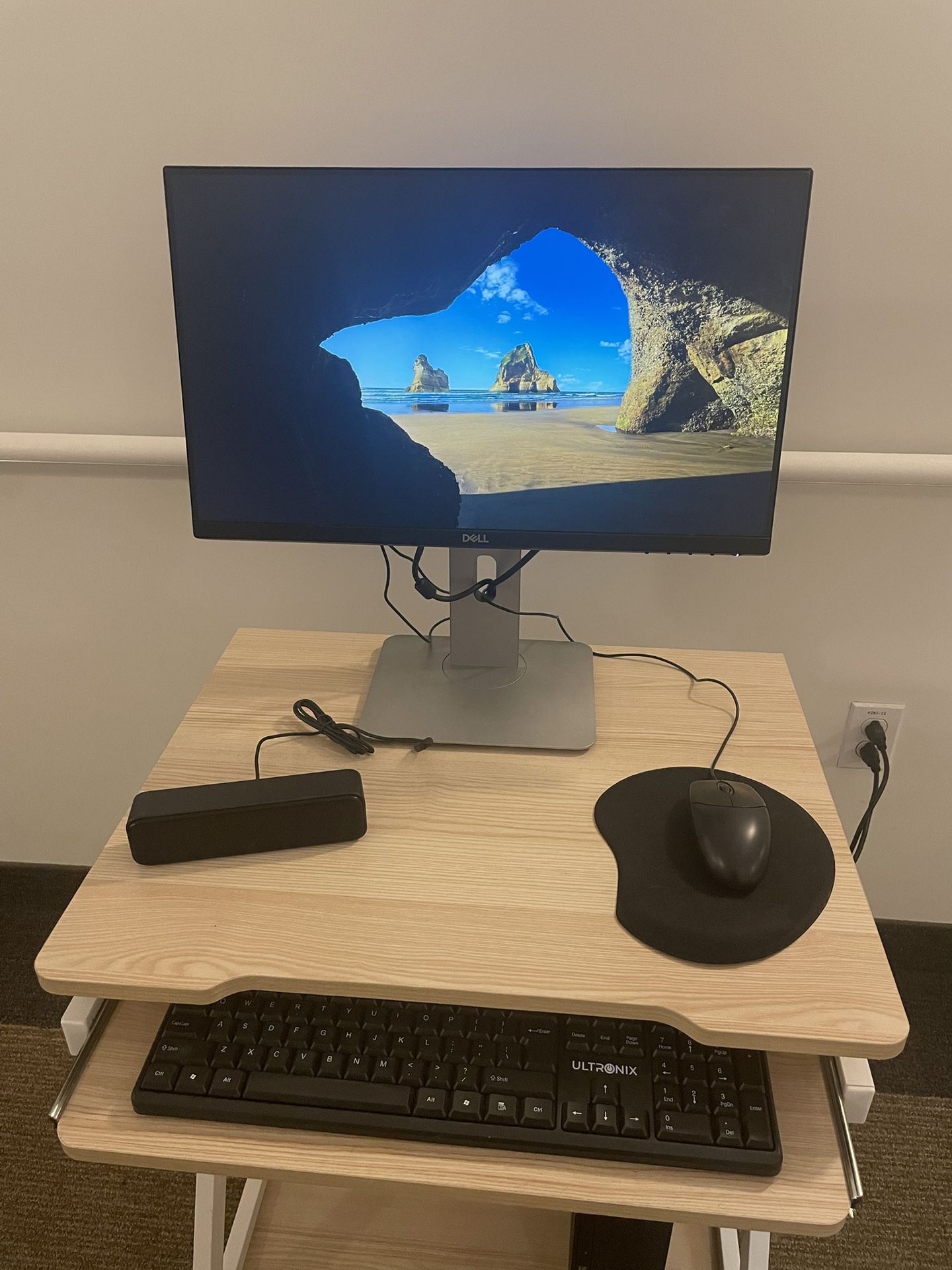 Dell Desktop Monitor ,cart And Accessories Location Terrebonne , Quebec