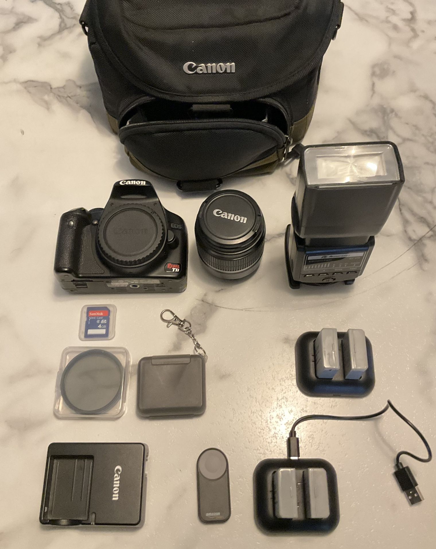 Beginner Canon Camera Photographer Kit w Flash
