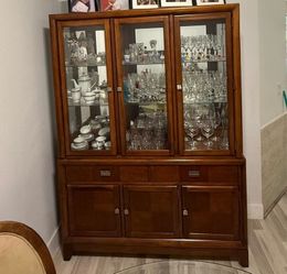 Cristaleira with glass shelves, two drawers and a cabinet with two doors $400 good condition